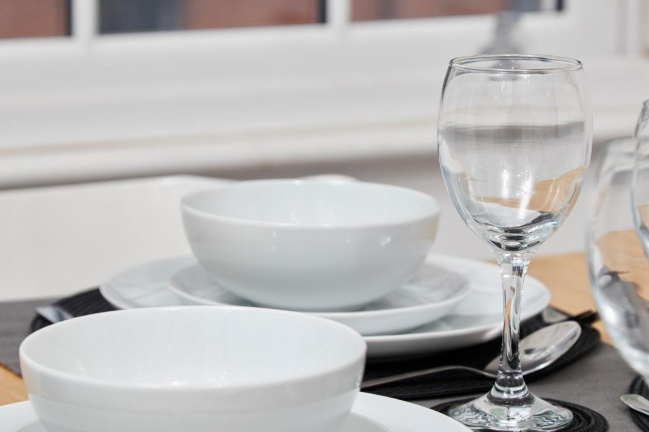 Fantastic Central Stratford Two Bedroom Apartment By Purestay Short Lets & Serviced Accommodation With Parking Екстериор снимка