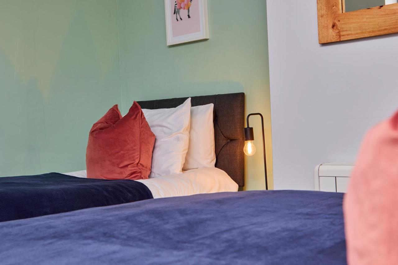 Fantastic Central Stratford Two Bedroom Apartment By Purestay Short Lets & Serviced Accommodation With Parking Екстериор снимка